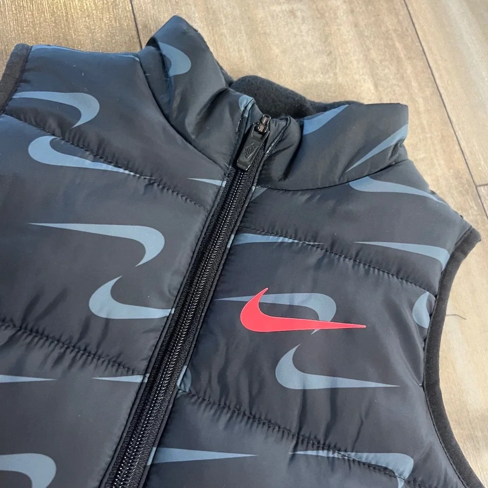 Nike Girls Puffer Vest Black‎ Grey Swoosh Print Size 5 4-5YRS Bin J-28